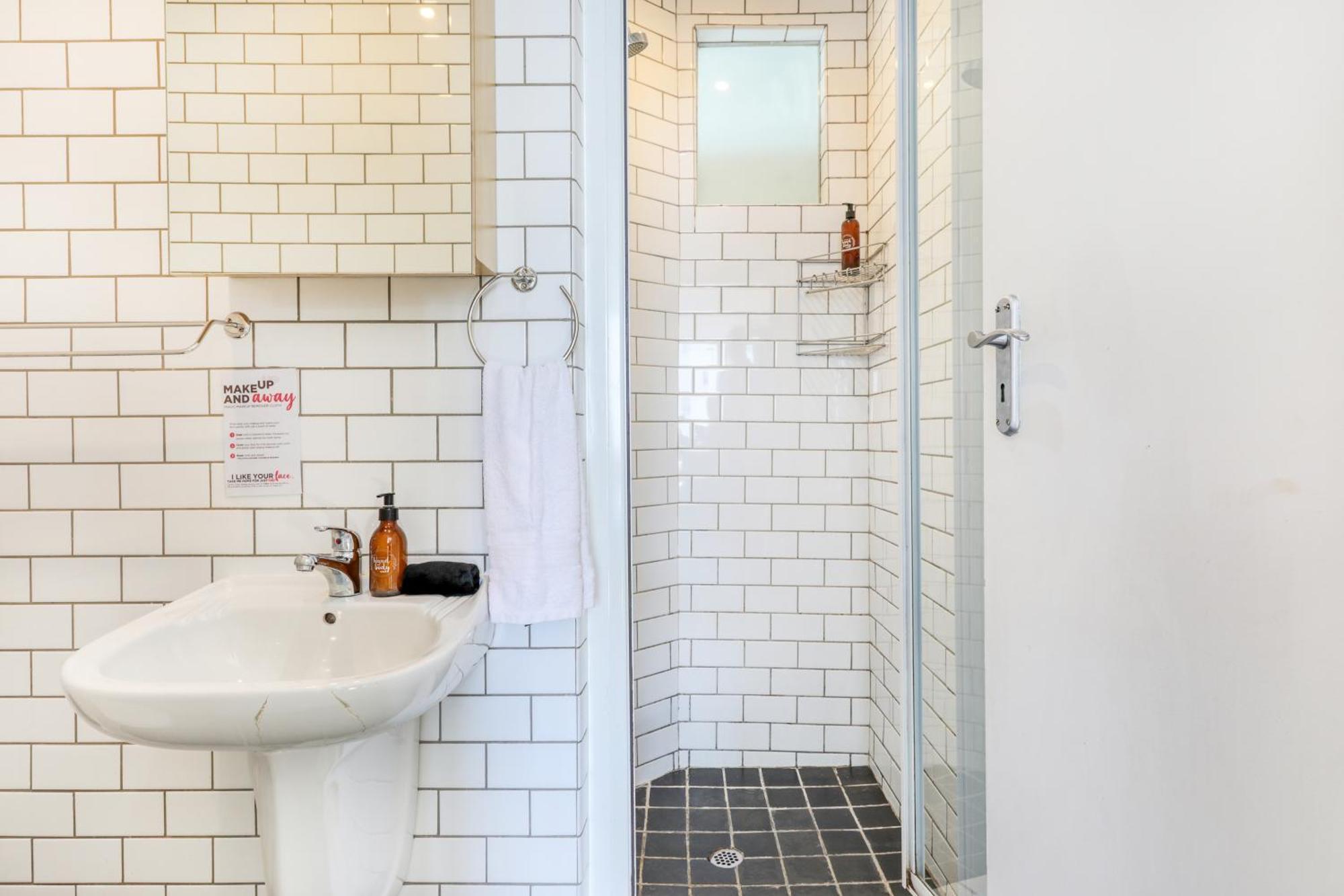 Backup-Powered Bantry Bay View 2 Bed Apartment ケープタウン エクステリア 写真