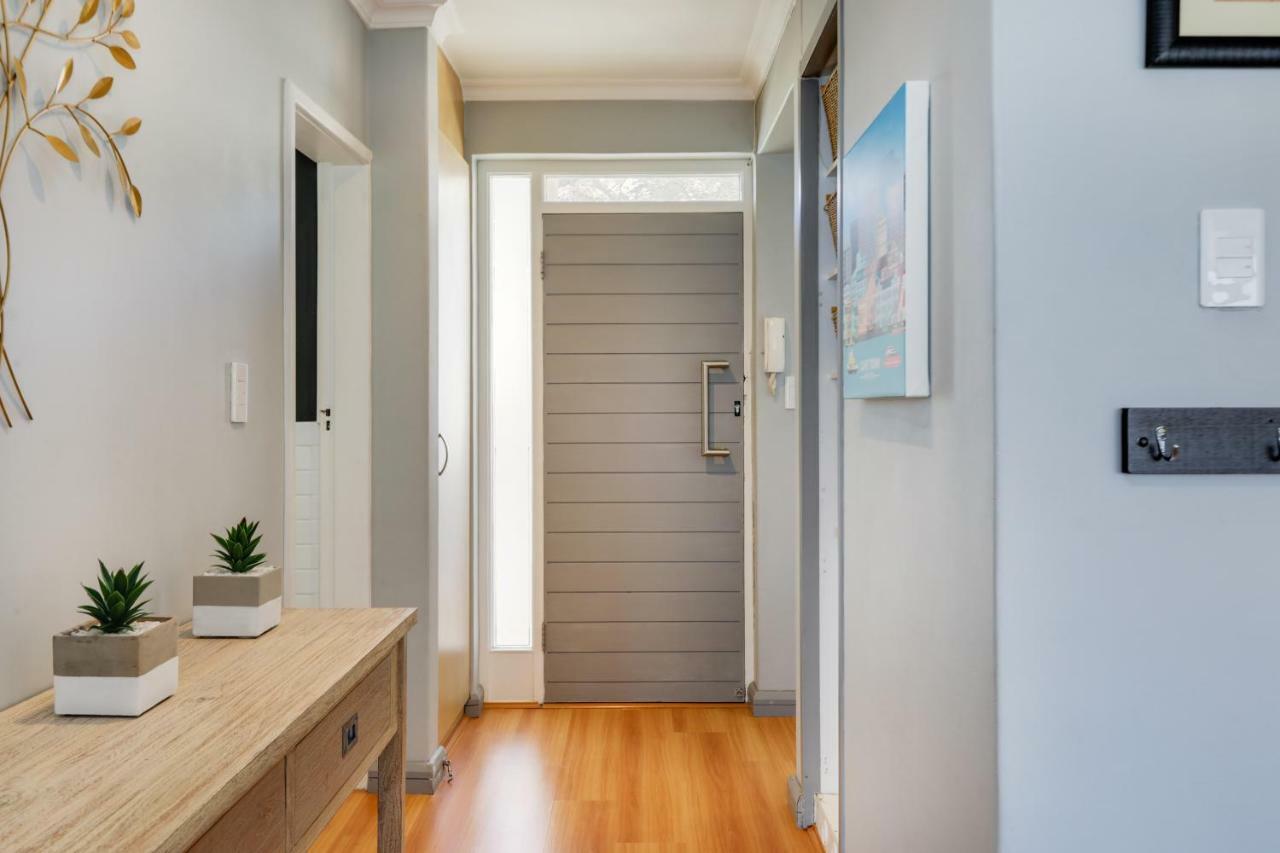 Backup-Powered Bantry Bay View 2 Bed Apartment ケープタウン エクステリア 写真