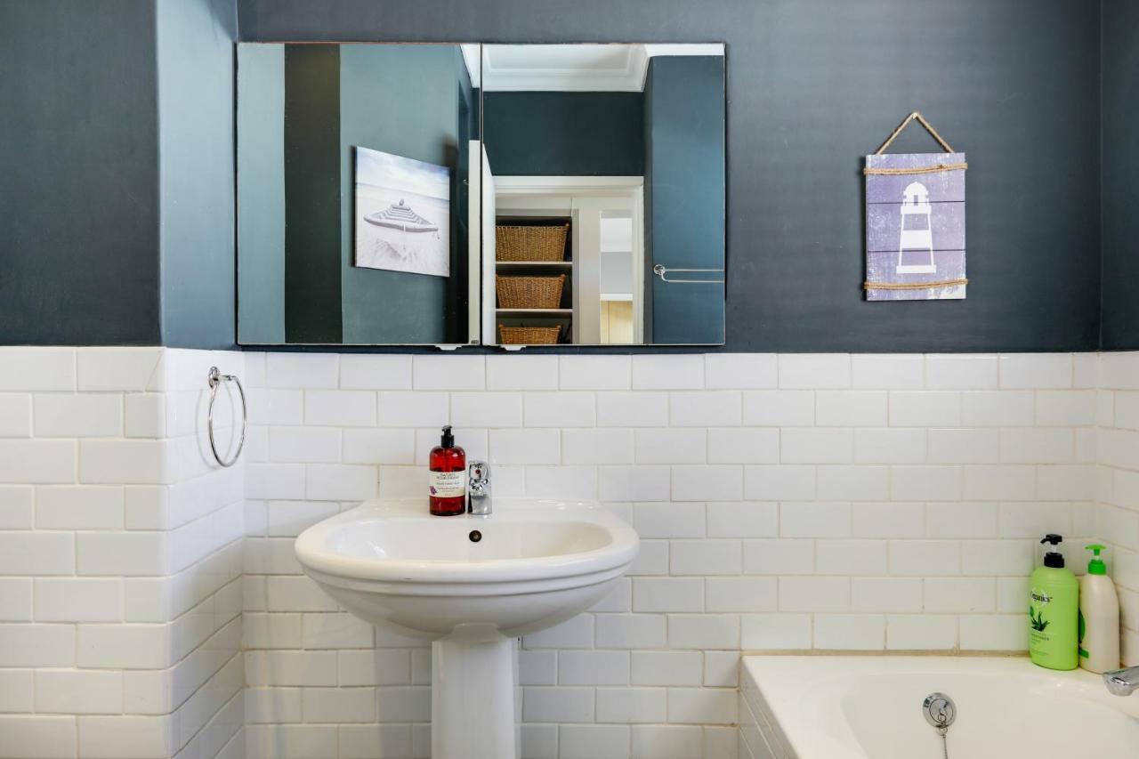 Backup-Powered Bantry Bay View 2 Bed Apartment ケープタウン エクステリア 写真