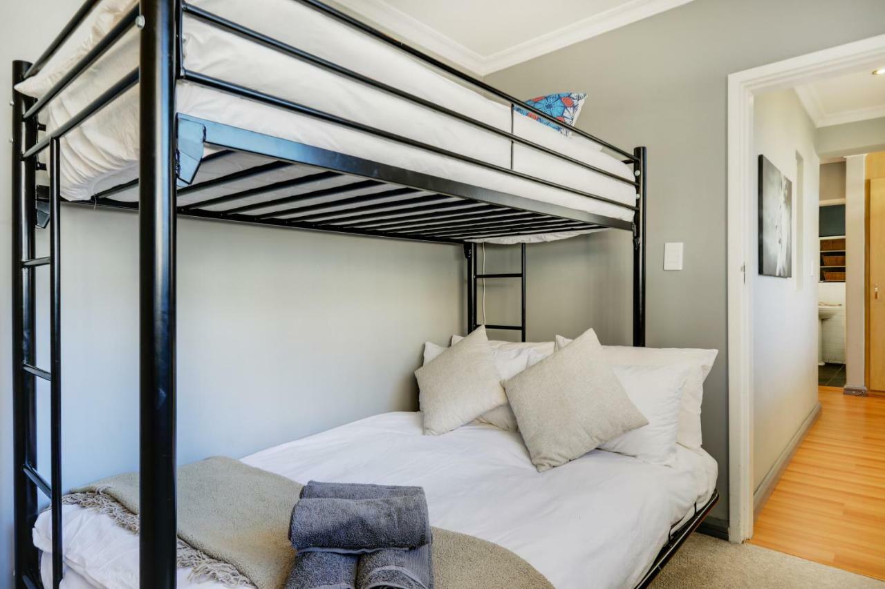 Backup-Powered Bantry Bay View 2 Bed Apartment ケープタウン エクステリア 写真