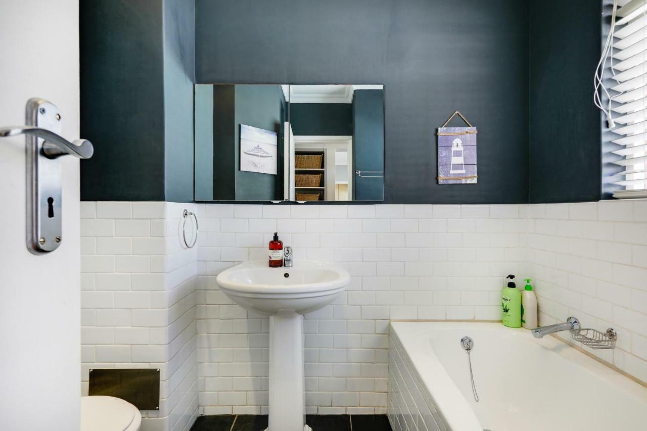 Backup-Powered Bantry Bay View 2 Bed Apartment ケープタウン エクステリア 写真